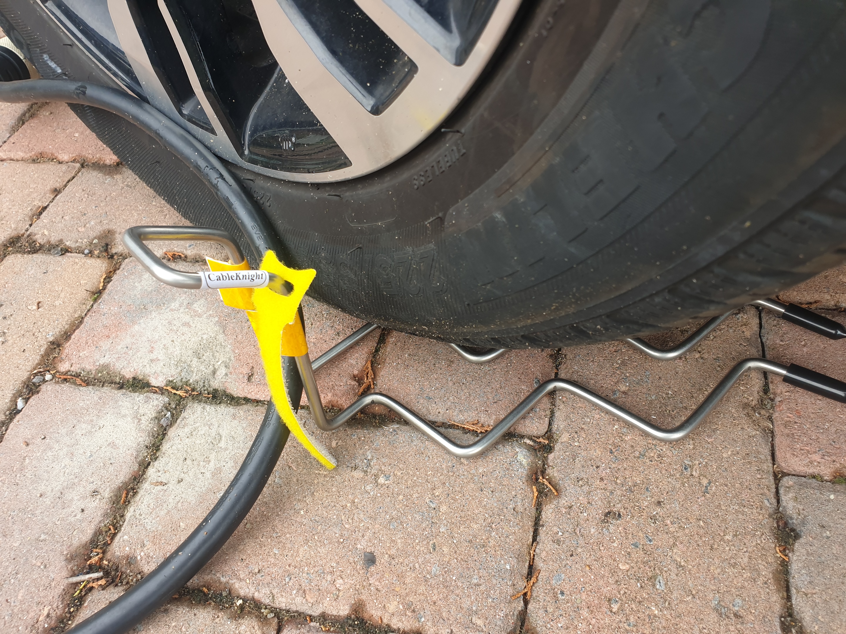 CableKnight anti-theft device to protect your EV Car Charging Cable's ZigZag pattern